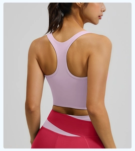 Dos nageur d'un soutien-gorge de sport lilas en tissu élastique et respirant