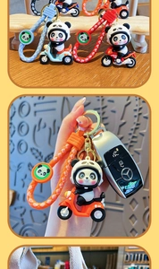 Dettaglio del portachiavi panda su moto in PVC con cinturino intrecciato e anello