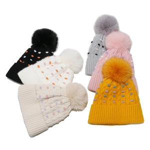 Gorro de Punto para Mujer con Forro Polar Jacquard de Lunares Gorro Cálido de Invierno Con Pompon de Piel Sintética para Uso Casual