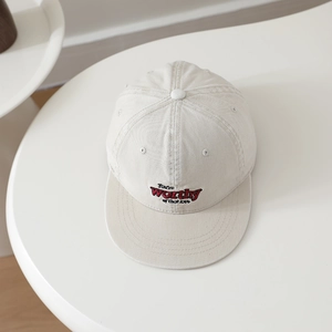 Détail de la broderie You are worthy of that love sur une casquette en coton beige à bord plat