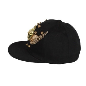 Schwarze Punk-Snapback-Cap mit goldenen Metallnieten und geflügeltem Löwenemblem