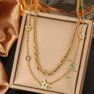 Vue détaillée du collier doré à deux rangs avec étoiles et mesures de taille précises