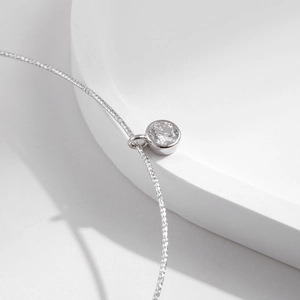 Collier ras du cou élégant en argent sterling 925 avec pendentif diamant rond serti clos