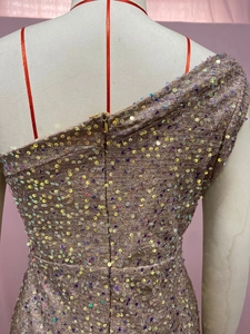 Detail des verdeckten Reißverschlusses an einem rosa Pailletten-Abendkleid