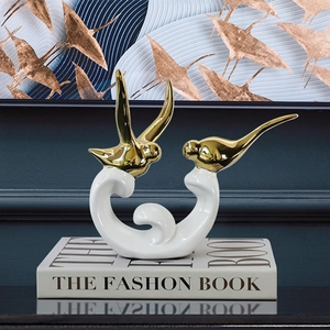 Coppia di eleganti figurine di uccelli in ceramica bianca e oro per arredo moderno