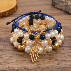 Λεπτομέρεια από boho βραχιόλια με το χέρι της Φάτιμα, μάτι και μπλε χάντρες