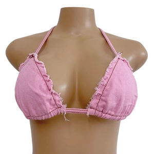 Dettaglio del top bikini all'americana in denim rosa con bordi sfrangiati alla moda