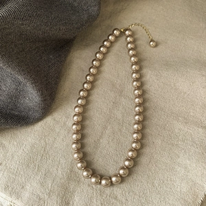 Detailansicht der französischen Vintage-Perlenkette mit champagnerfarbenen Perlen