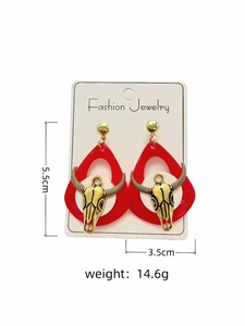 Detalle de pendientes colgantes de cabeza de toro roja: longitud 5,5 cm, peso 14,6 g.