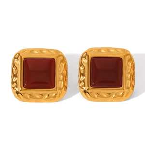 Macro de boucles d'oreilles vintage carrées avec cadre doré gravé et pierre rouge