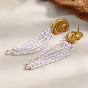 Détail des boucles d'oreilles pompons plaquées or 18 carats avec franges de perles