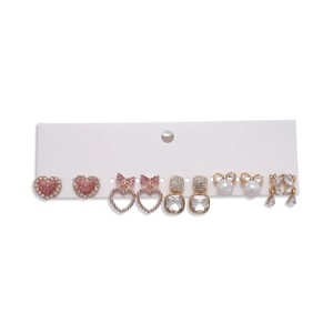 Lot de 6 boucles d'oreilles dorées avec strass roses, perles et motifs de cœurs