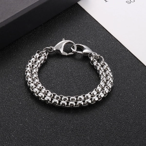 Détail d'un bracelet gourmette double rang en acier inoxydable avec fermoir mousqueton