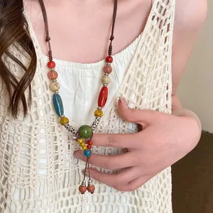 Collier double couche en perles de céramique ethnique sur mannequin
