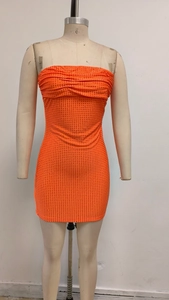 Détail de la robe bustier orange avec strass brillants et tissu moulant à fronces
