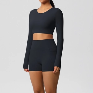 Detail van de high-waist yoga shorts met zijzakken en ergonomische stiksels