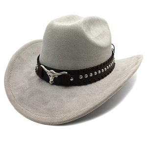 Dettaglio cappello da cowboy in camoscio grigio con logo testa di toro e borchie argento
