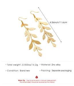 Détail des boucles d'oreilles feuille dorée de 11,6 cm en alliage de zinc texturé