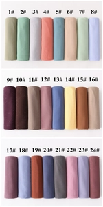 Mise à plat de 24 hijabs en mousseline pailletée dorée aux tons Morandi et terreux