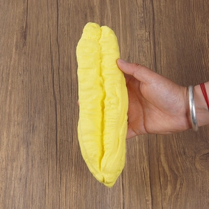 Κοντινή λήψη ρεαλιστικού παιχνιδιού squishy από ζυμάρι με υφή αργής επαναφοράς μαλακό
