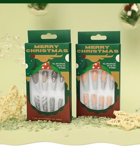 Détails de faux ongles de Noël avec paillettes argentées, flocons et décors de strass