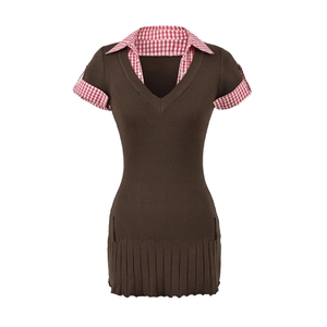 Detalle de un vestido de punto marrón con cuello de cuadros rojos y falda de tablas