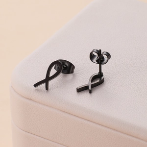 Boucles d'oreilles clous ruban noué en acier inoxydable noir mat sur cuir rose
