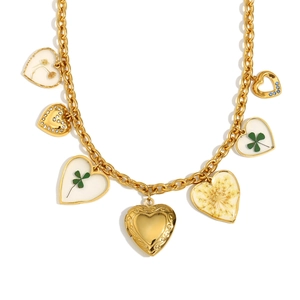 Collana vintage placcata oro 18K con ciondoli a cuore in cristallo e resina con fiori