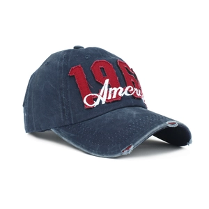 Detail einer Vintage-Baseballkappe in Navy mit 1964-Stickerei und abgenutzter Krempe