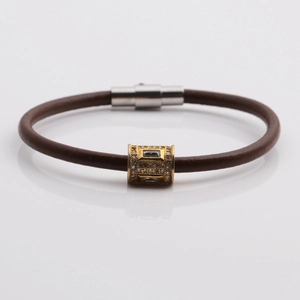 Bracelet en cuir marron avec cylindre en zircon doré et fermoir magnétique