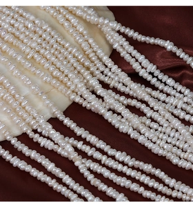 Vue macro de perles de riz naturelles sur une coquille blanche et tissu en soie rouge