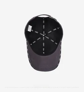 Détail intérieur de la casquette gris foncé montrant les coutures et la bande de confort