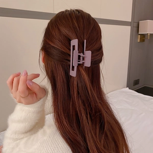 Pince à cheveux carrée violet mat portée par un mannequin dans un cadre intérieur