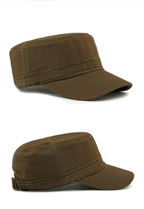 Detalle de gorra militar de lona de algodón marrón con costuras reforzadas y hebilla metálica
