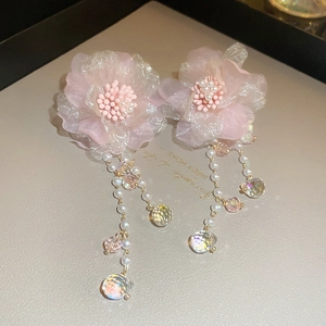 Detail von rosa Spitzenblumen-Ohrringen mit Perlen und Kristallfransen für Damen