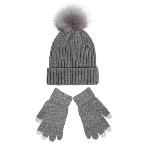 Detail von grauem Chenille-Strickhut mit Pelzbommel und Touchscreen-Handschuhen Set