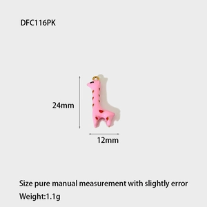 Detailansicht eines rosa Emaille-Giraffenanhängers mit Maßen 24mm x 12mm und 1,1g Gewicht