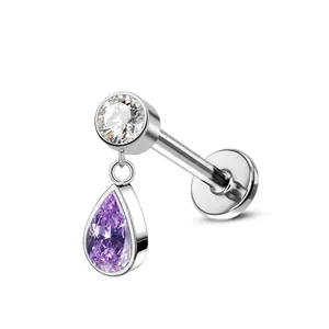 Dettaglio di orecchino a perno in titanio argento con ciondolo a goccia in zirconia viola