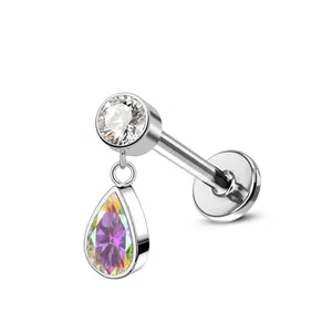 Dettaglio dell'orecchino in titanio F136 con zircone bianco e pendente a goccia iridescente