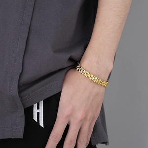 Gros plan d'un bracelet pour homme doré au style classique de bracelet de montre à trois maillons