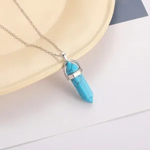 Minimalistische blaue Türkis Kristall Säule Anhänger Halskette mit silberner Kette
