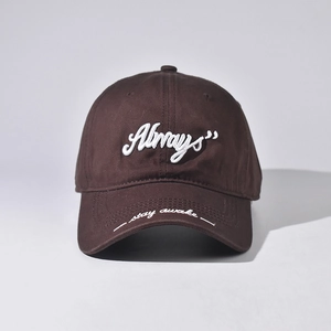 Detailansicht der Baumwoll-Baseballkappe mit Always-Stickerei und stay awake am Schirm