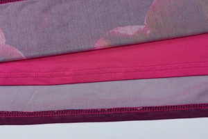 Détail du tissu en mesh imprimé et doublure rose vif avec coutures overlock
