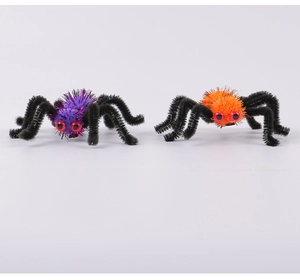 Détail de barrettes araignées d'Halloween en peluche violette et orange avec yeux rouges