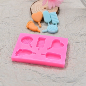 Details der rosa Silikonform mit Herz- und Eiscreme-Motiven für DIY Fondant und Schokolade