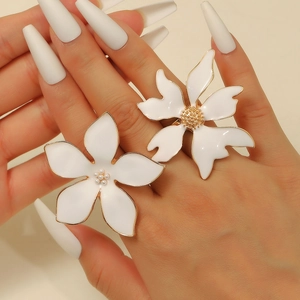 Bagues fleurs blanches exagérées en émail avec bordure dorée et perles pour le style
