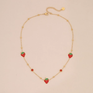 Collana in acciaio inossidabile dorato con ciondoli a fragola rossa e piccole perle rosse