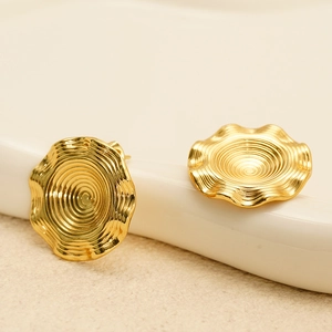 Goldene Titanstahl-Ohrstecker mit konzentrischen Kreistexturen und Wellendesign