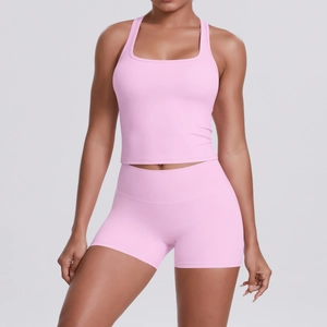 Vue détaillée de l'ensemble de yoga rose deux pièces avec débardeur et short haut