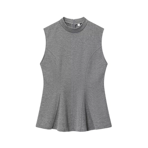 Grijze mouwloze coltrui peplum top voor dames op een witte achtergrond met plooien